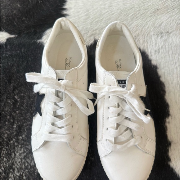 Vintage Havana White and Black Star Sneakers - Picture 2 of 4